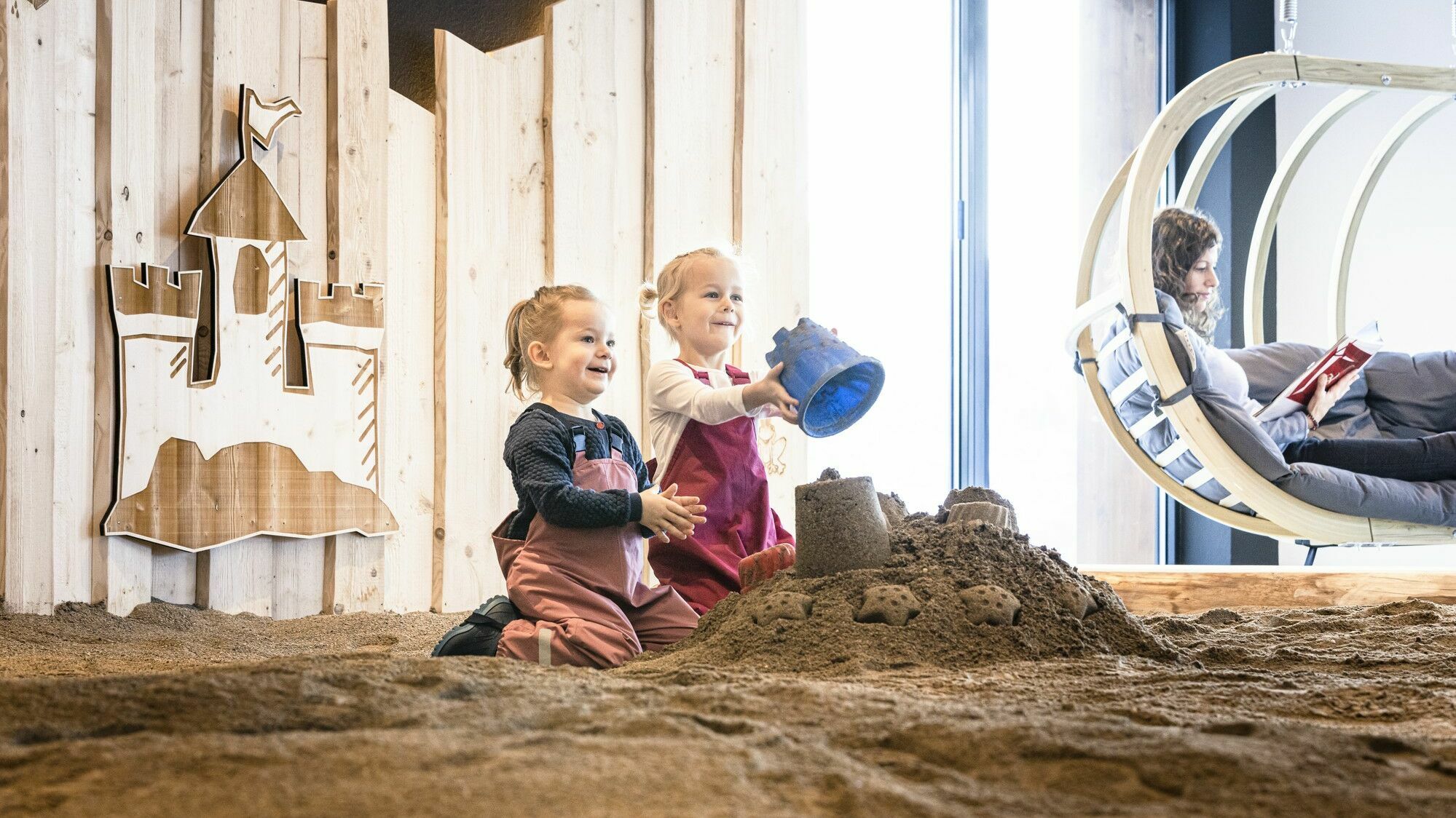 Spielen im Indoorsandkasten des Kinderhotels Allgäuer Berghof