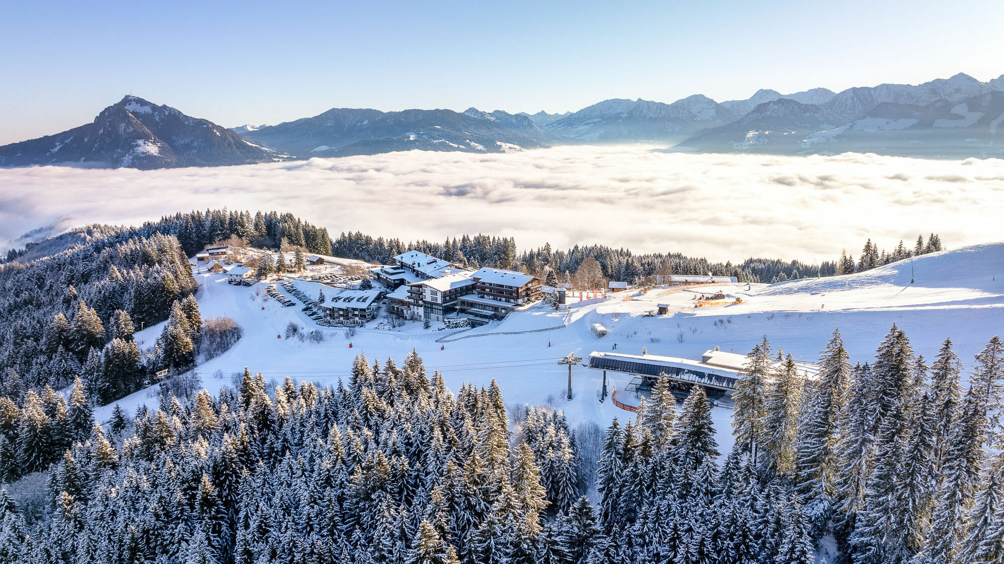 Skiurlaub mit Kindern direkt am Kinderskigebiet im Kinderhotel Allgäuer Berghof 