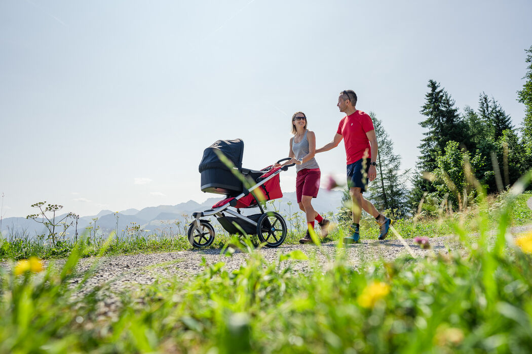 Wandern mit dem Kinderwagen direkt am Kinderhotel Allgäuer Berghof