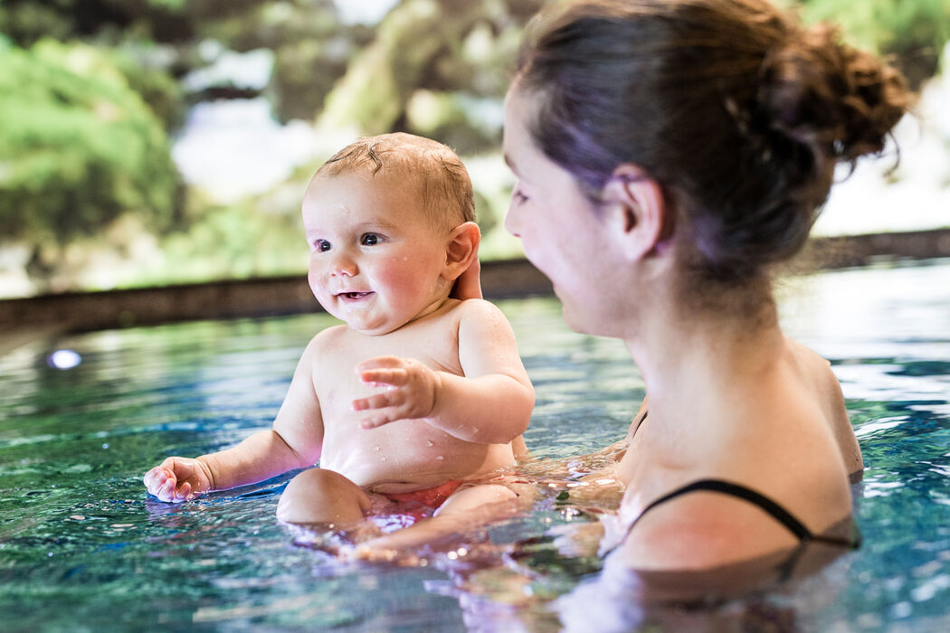 Badespaß für Babys im Schwimmbecken vom Kinderhotel Allgäuer Berghof