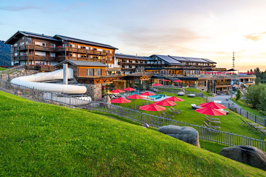 Schwimmbad mit Außenpool im Kinderhotel Allgäuer Berghof