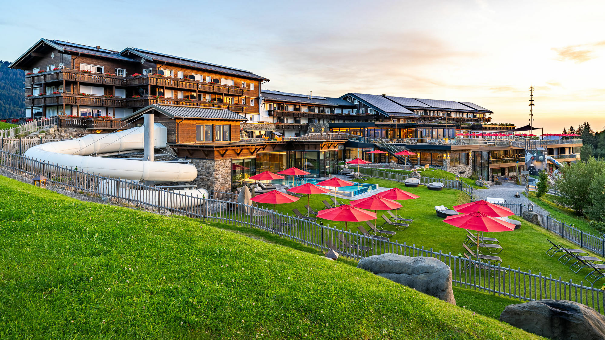 Schwimmbad mit Außenpool im Kinderhotel Allgäuer Berghof